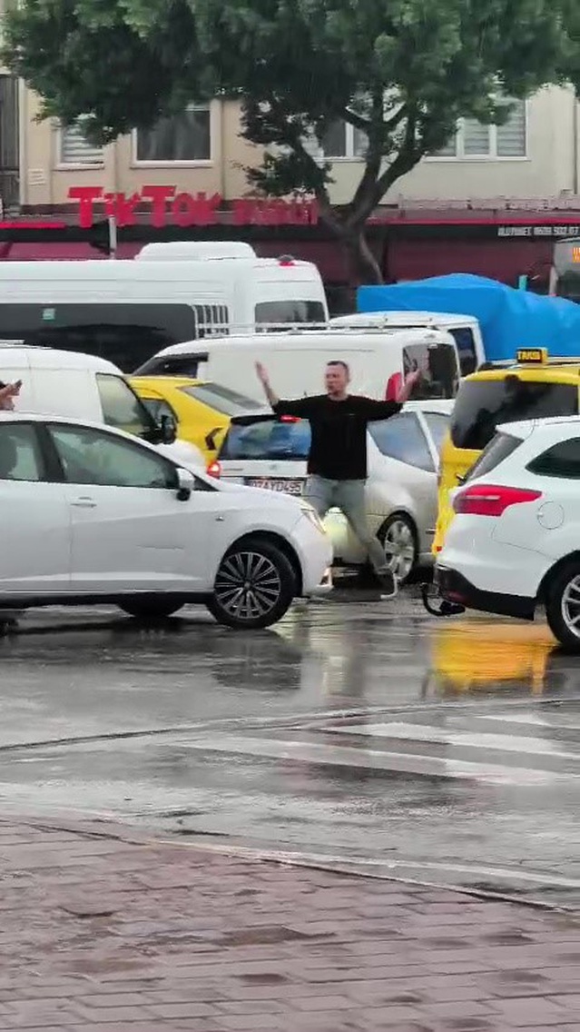 Antalya Muratpaşa'da ışıklar çalışmayınca trafiği sürücüler açmaya çalıştı