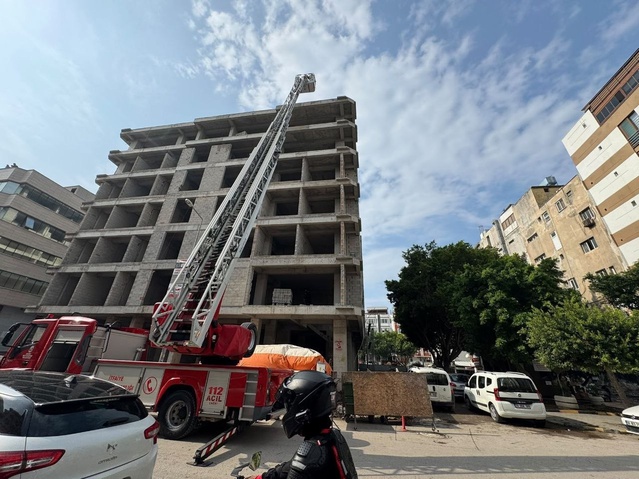7 katlı binanın tepesinde intihara kalkışan kişi 2 saatlik çabayla ikna edildi
