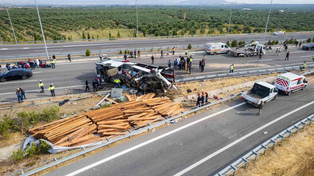 Manisa Akhisar'da 11 kişinin öldüğü kazada otobüs şoförü geri manevra yaptığını söyledi