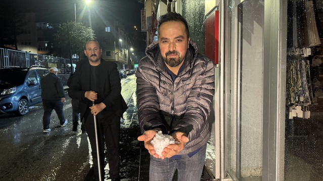 Bayburt kent merkezinde akşam etkili olan dolu, yer yer fındık büyüklüğüne ulaştı