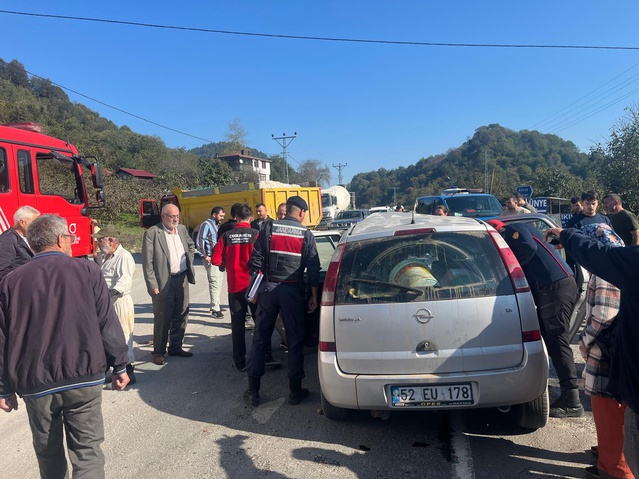 Ordu Ünye'de hafriyat kamyonuna arkadan çarpan otomobilin sürücüsü ağır yaralandı