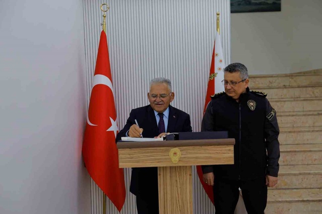 Kayseri'de Başkan Büyükkılıç, İl Emniyet Müdürü Ergen'e hayırlı olsun ziyareti yaptı
