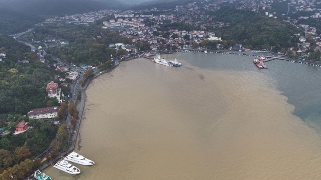 İstanbul Boğazı'nda gece yarısından sonra yağan yağmur denizi kahverengiye çevirdi