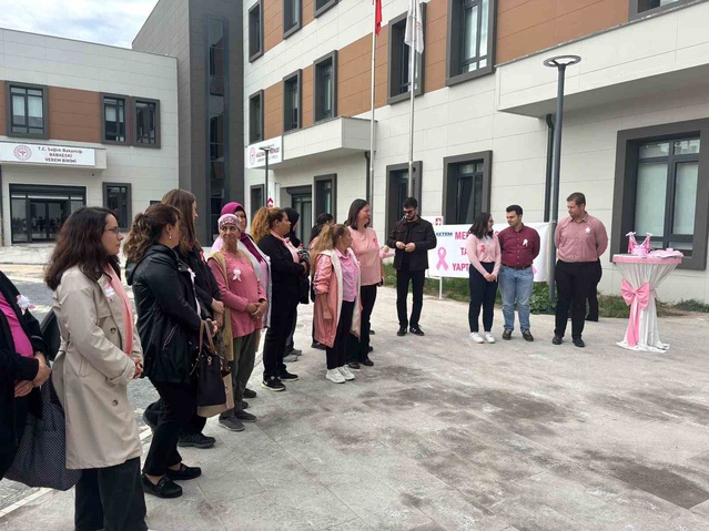 Babaeski'de pembe balonlar erken teşhise dikkat çekmek için gökyüzüne bırakıldı