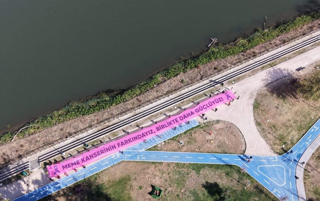Edirne'de kadınlar 18 metrelik pembe afişle meme kanserine dikkat çekti
