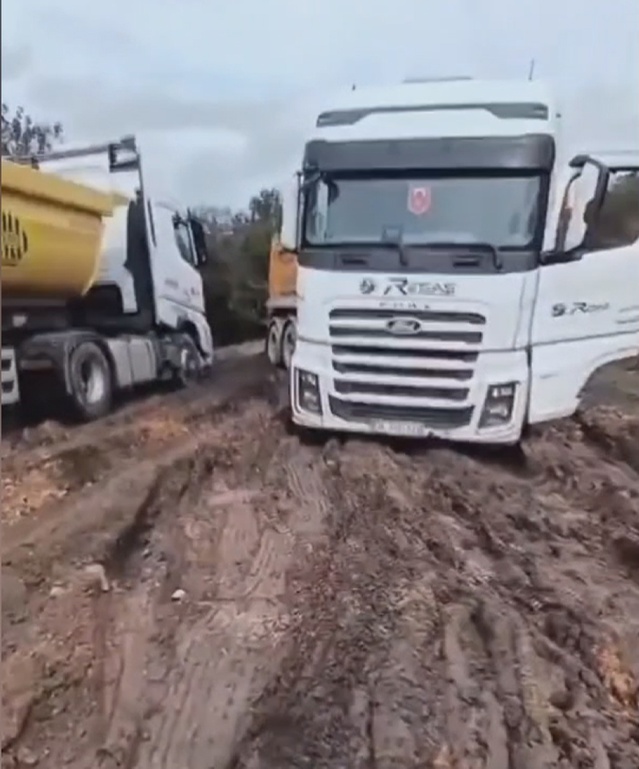 İBB'nin Çatalca'da açtığı yol sağanak sonrası çamurda kamyonları mahsur bıraktı