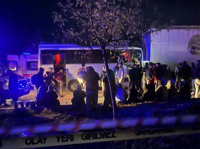 Isparta Keçiborlu'da tarım işçisi taşıyan midibüs TIR'a çarptı, 17 kişi yaralandı