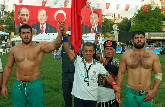 Efe Anıl Al, Adana Kozan'da 10'uncu Karakucak Güreşleri'nde başpehlivan oldu