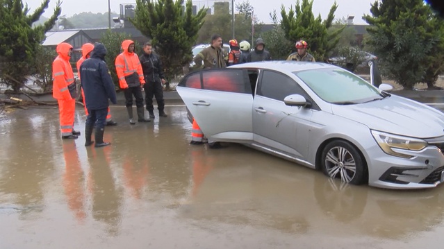 Sağanak Kemerburgaz'da 65 kişiyi mahsur bıraktı, itfaiye dün akşam kurtardı