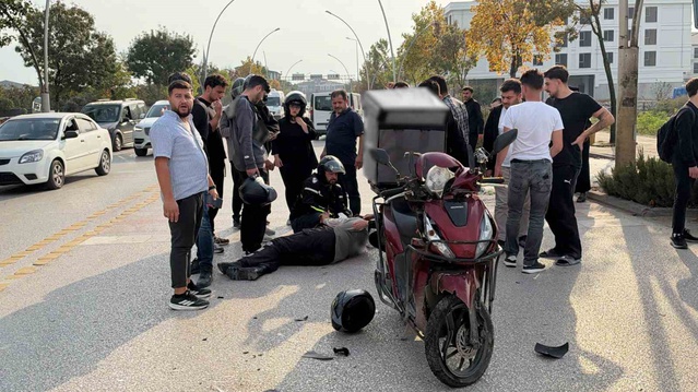 Düzce Memursen Bulvarı'nda motokurye ile otomobil çarpıştı, 2 kişi yaralandı