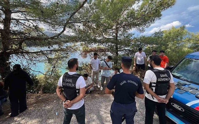 Muğla Marmaris'te kara üzerinde tespit edilen 18 Afganistan uyruklu göçmen yakalandı