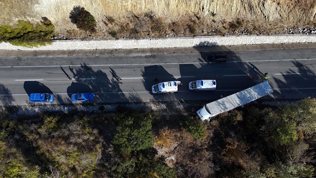 Edirne'de TIR'ın karşı şeride geçtiği kazada kamyonet yan yattı, 4 kişi yaralandı