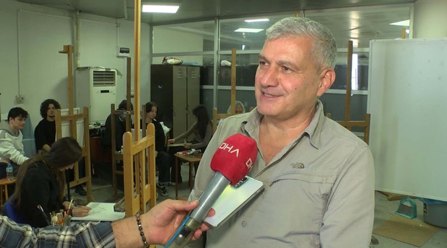 DEÜ Resim Bölümü'nü kazanan otizmli Filiz Eylül Taşpınar, resimle hayata bağlandı