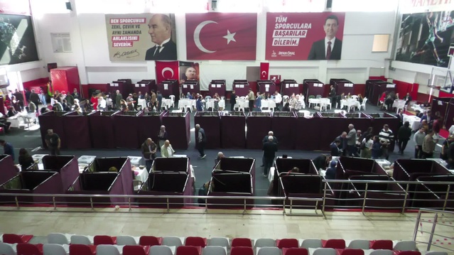İzmir Barosu'nda başkanlık seçiminde 14 bin 670 avukat oy kullanıyor