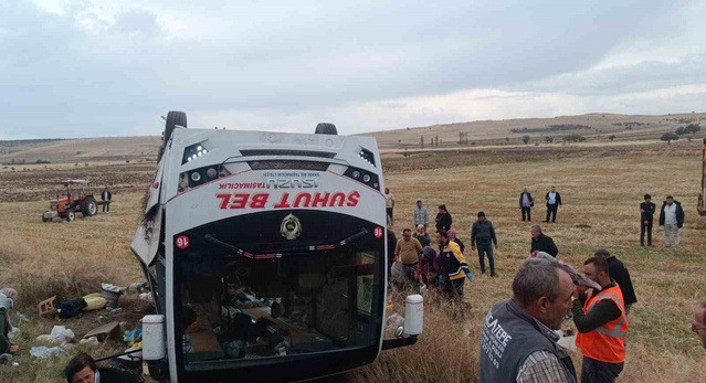 Afyonkarahisar Şuhut'ta midibüs şarampole devrildi, ilk belirlemelere göre 25 yaralandı