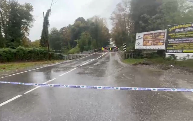 Sapanca'da Yanık Deresi köprüsündeki çökme Sapanca-İzmit kara yolunu kapattı