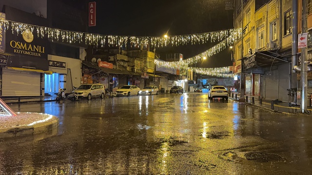 Kilis'te sağanak su birikintileri oluşturdu, sürücüler güçlük çekti