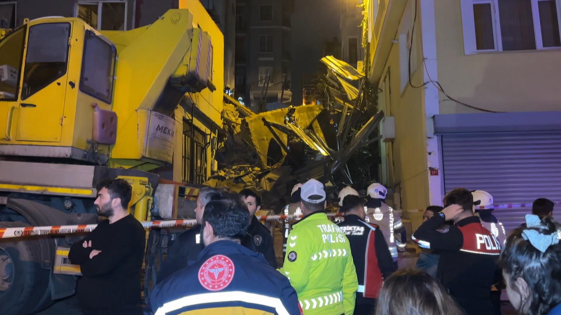 Beyoğlu'nda 5 katlı metruk bina çöktü