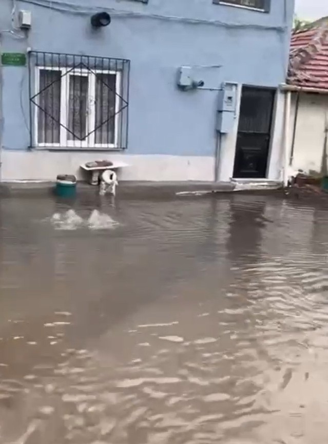 Bursa'da sağanak yolları göle çevirdi, Valilik 3 ilçeye rüzgar uyarısı yaptı