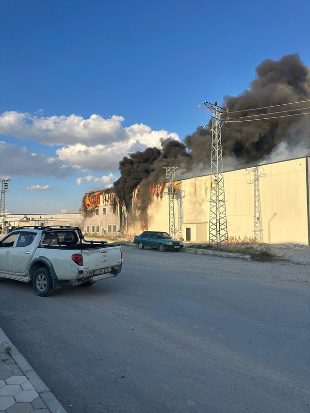 Afyonkarahisar'ın Emirdağ ilçesinde mantar fabrikası yangınına itfaiye sevk edildi