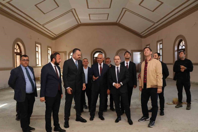 DAP Başkanı Güray, Oltu’daki Rus Kilisesi’nde uyumayan kütüphane projesini inceledi