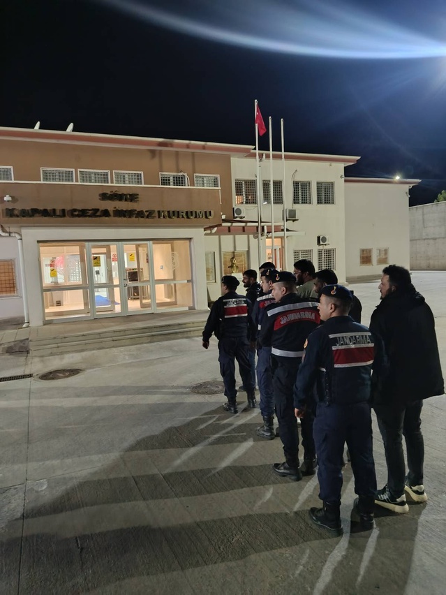 Kuşadası Güzelçamlı'da minibüste 20 kaçak göçmen yakalandı, 5 şüpheli tutuklandı