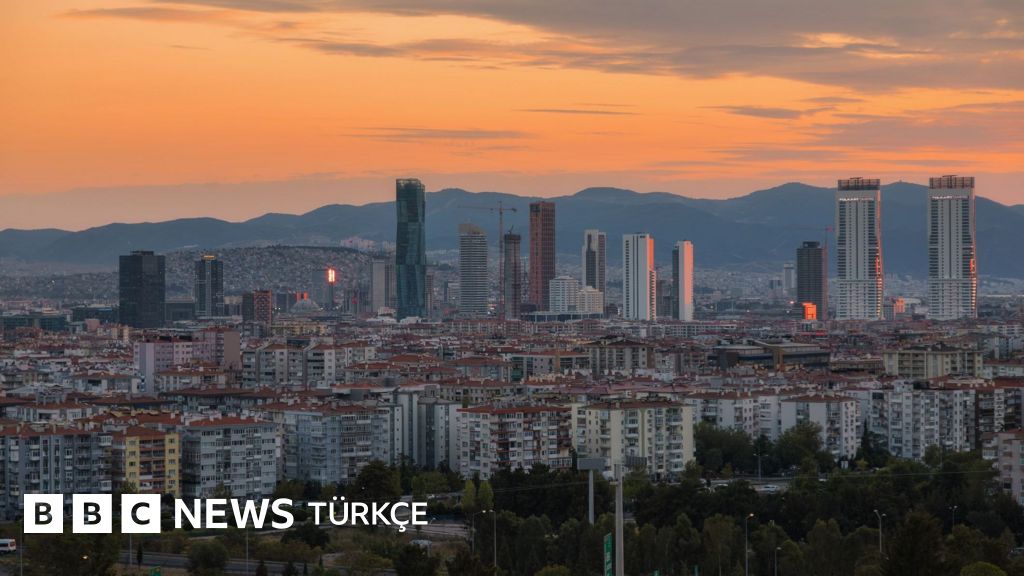 Bayraklı Belediyesi'ne operasyon: 45 gözaltı