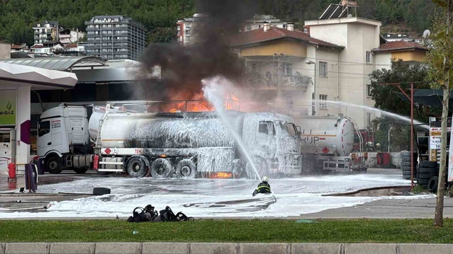 Denizli Pamukkale'de patlayan tanker ikiye bölündü, alevler çevreye yayıldı