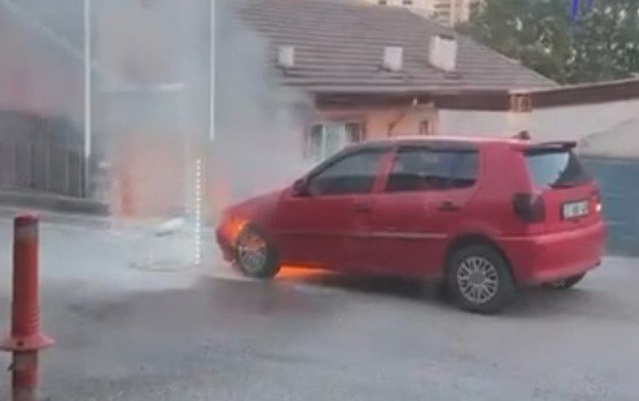 Karabük Kayabaşı'nda park halindeki otomobil alev aldı, itfaiye söndürdü