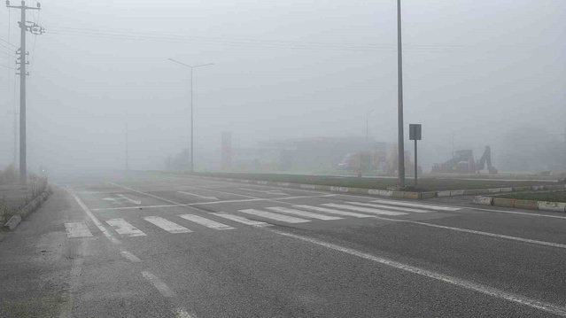 Çorum'da kalın sis tabakası sabah saatlerinden itibaren görüş mesafesini düşürdü