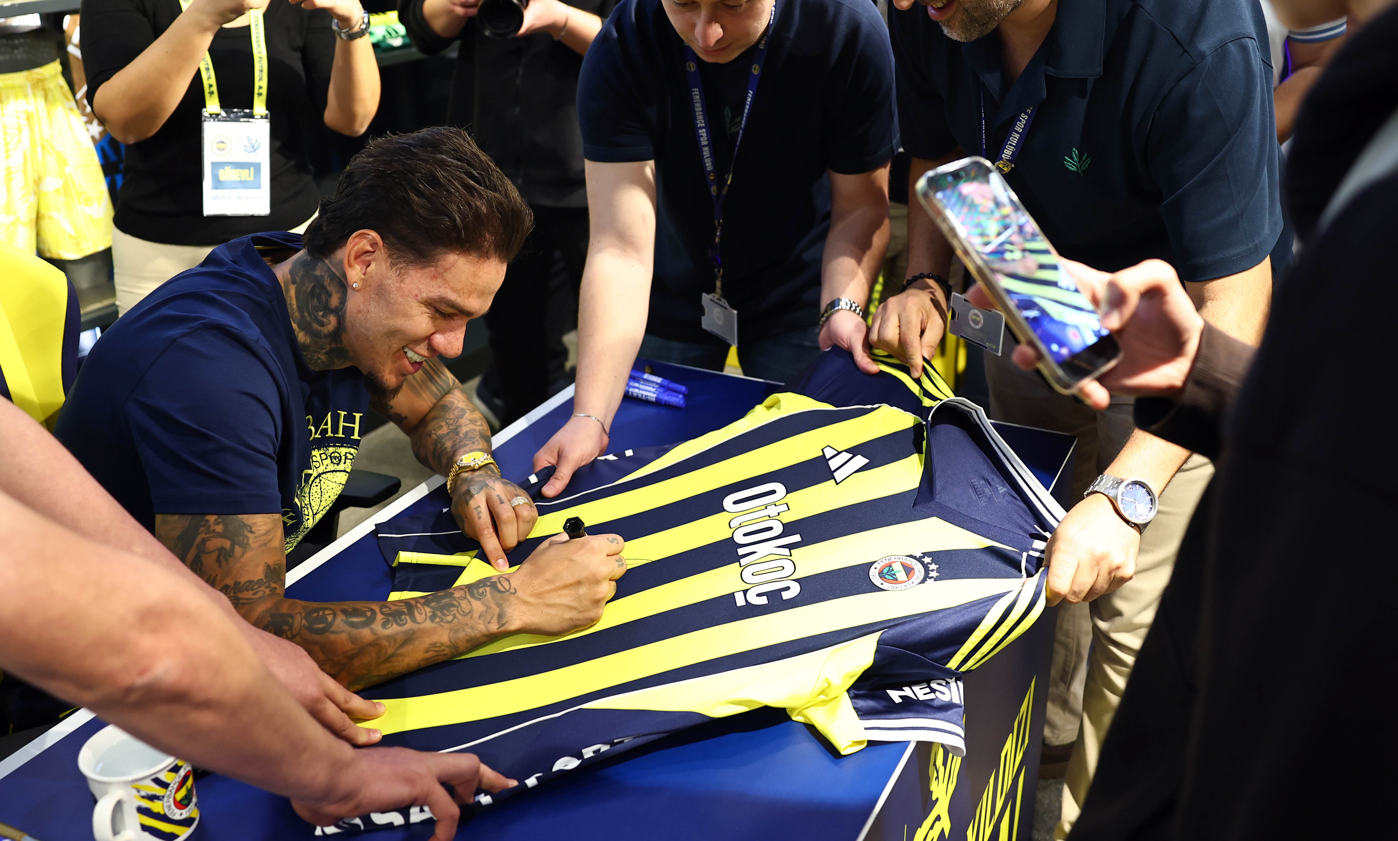 Ederson, imza gününde Fenerbahçeli taraftarlarla bir araya geldi