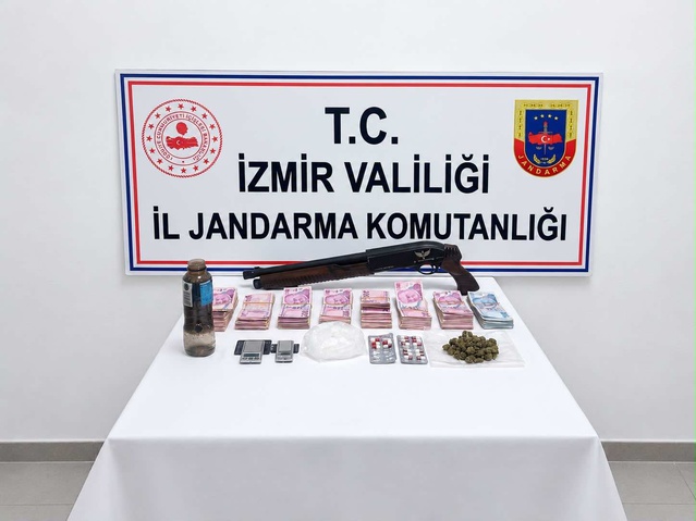 İzmir Karşıyaka'da operasyonda 30 gram kokain ve 139 bin TL ele geçirildi