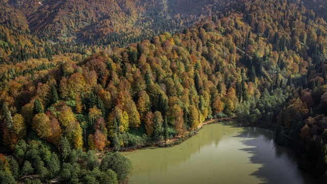 Artvin'in Borçka ilçesindeki Karagöl'de sonbahar renkleri dronla görüntülendi