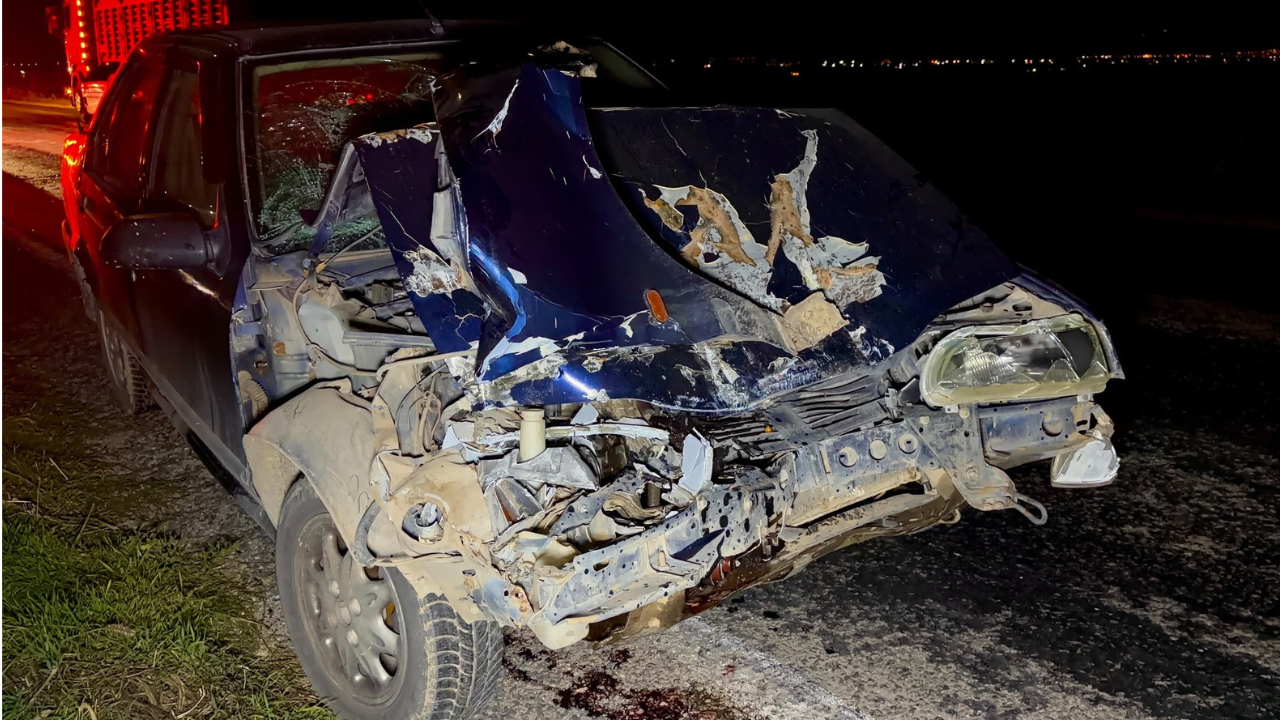 Otomobilin çarptığı patpat 3 metre yükseklikten tarlaya düştü