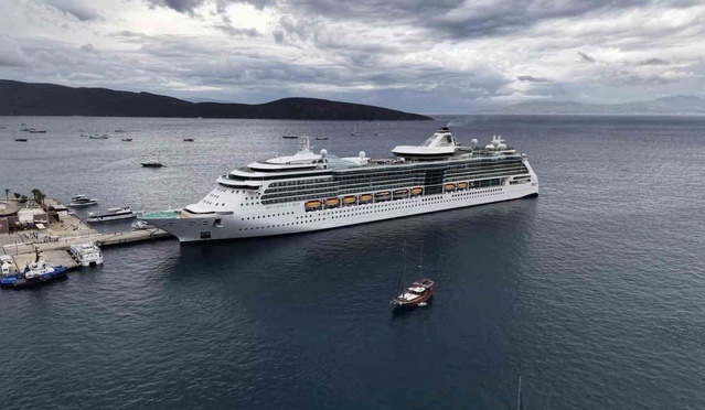 Bodrum Cruise Port'a yanaşan iki kruvaziyer, ilçeye 2 bin 437 yolcu taşıdı