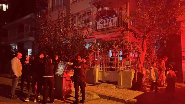 Mersin Yenişehir'de 3 katlı binada zemin çökmesi nedeniyle 40 kişi tahliye edildi