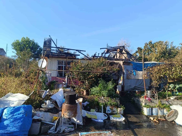 Zonguldak Alaplı'da evin çatısındaki yangın söndürüldü, ev kullanılamaz hale geldi