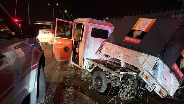 Çorlu'da bariyere çarpan sürücü, hafif yaralandı ve arandığı için gözaltına alındı