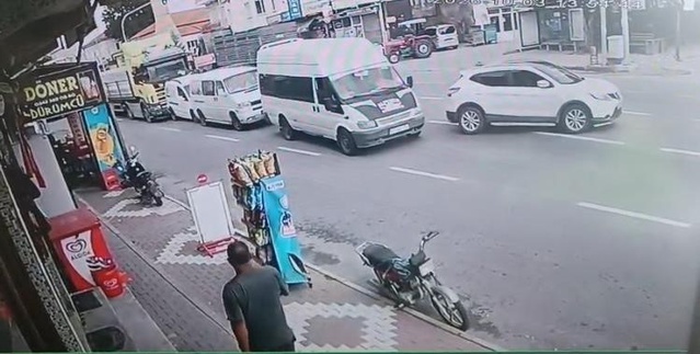 Nevşehir Kaymaklı'da tırın neden olduğu kazada 4 araç hasar gördü, yaralanan olmadı