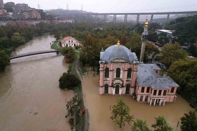 İstanbul Kağıthane'de taşkın, Sadabad Camii ve Sedef Atölyesi'ni su altında bıraktı