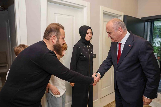 Düzce Belediye Başkanı Özlü, Akdoğan ailesine taziye ziyaretinde bulundu.