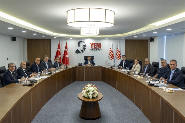 Yeni Parti'de Fon Kriz Masası Toplantısı Özgür Özel başkanlığında yapıldı