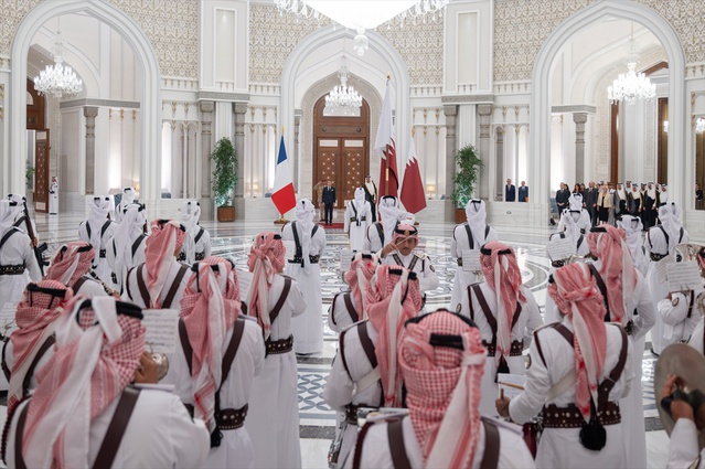 Katar Emiri, Doha'da Macron ile stratejik ortaklık ve bölgesel gelişmeleri görüştü