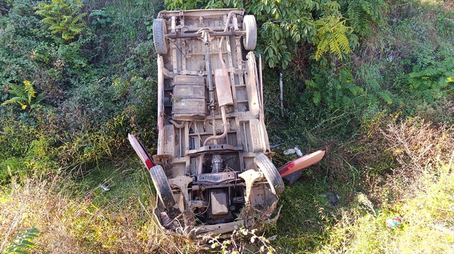 Amasya'da kontrolden çıkan minibüs dere yatağına devrildi, 9 kişi yaralandı