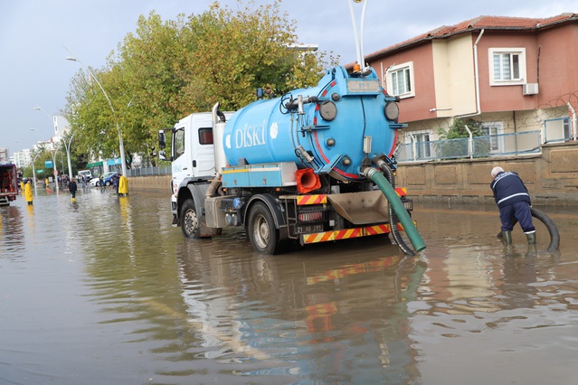Diyarbakır'da sağanak sonrası DİSKİ kent merkezinde 205 noktaya müdahale etti