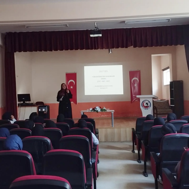 Bayburt Kız Anadolu İmam Hatip Lisesinde 12. sınıflara YKS tercih toplantısı yapıldı