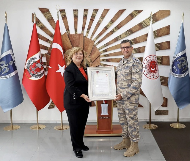 Kütahya'da Tuğgeneral Baş, Kızılay heyetini ağırlayıp Kurumsal Gümüş Madalya aldı