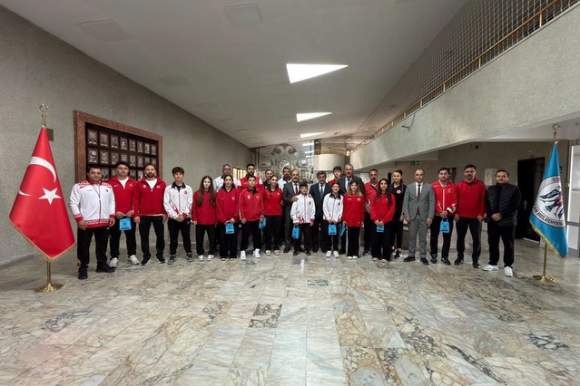 Erzincan Belediye Başkanı Aksun, dereceye giren sporcuları makamında kabul etti