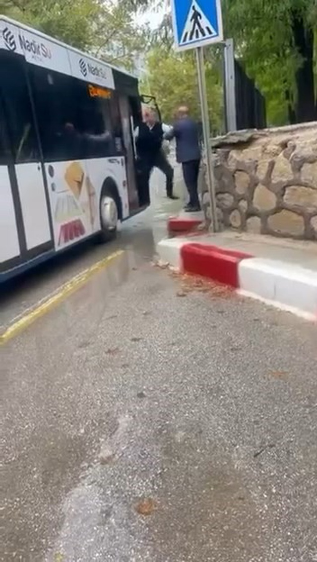 Elazığ'da otobüs şoförüne şemsiye ile vuran yolcu kamerada görüntülendi