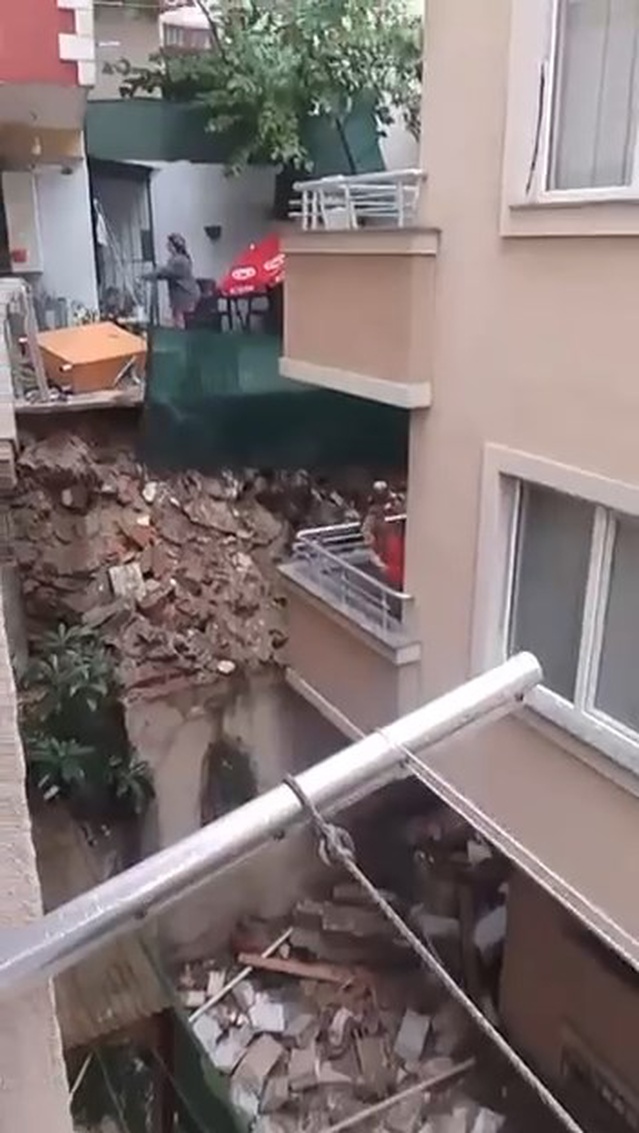 İstanbul Kağıthane Gültepe'de sağanak sonrası istinat duvarı çöktü, yaralanan yok